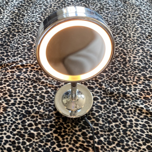 Lighted travel makeup mirror. - Picture 5 of 7